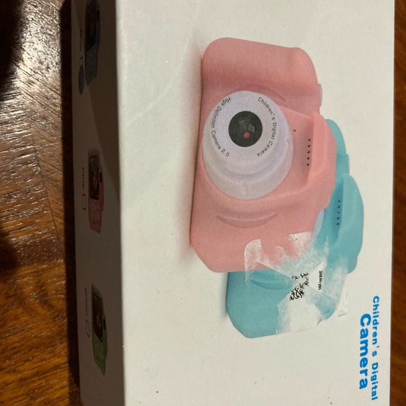 Small digital camera - Picture 1 of 7